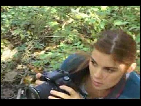Fotógrafa excitada estuprada no meio da floresta