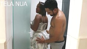 A brasileira Bruna Ferraz fodendo no banheiro público