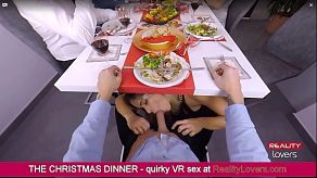 Vittoria Dolce boquete debaixo da mesa durante a ceia de natal