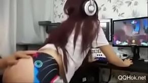 Ele fode sua puta enquanto ela está brincando no computador
