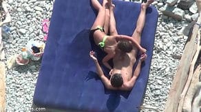 Grave um jovem casal fazendo amor na praia