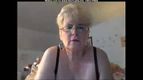 Velha professora tesuda se masturba na webcam