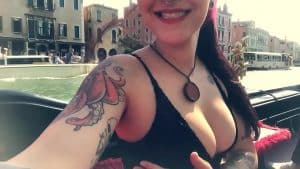 Mila Spook se masturba em uma gôndola no meio dos canais de Veneza